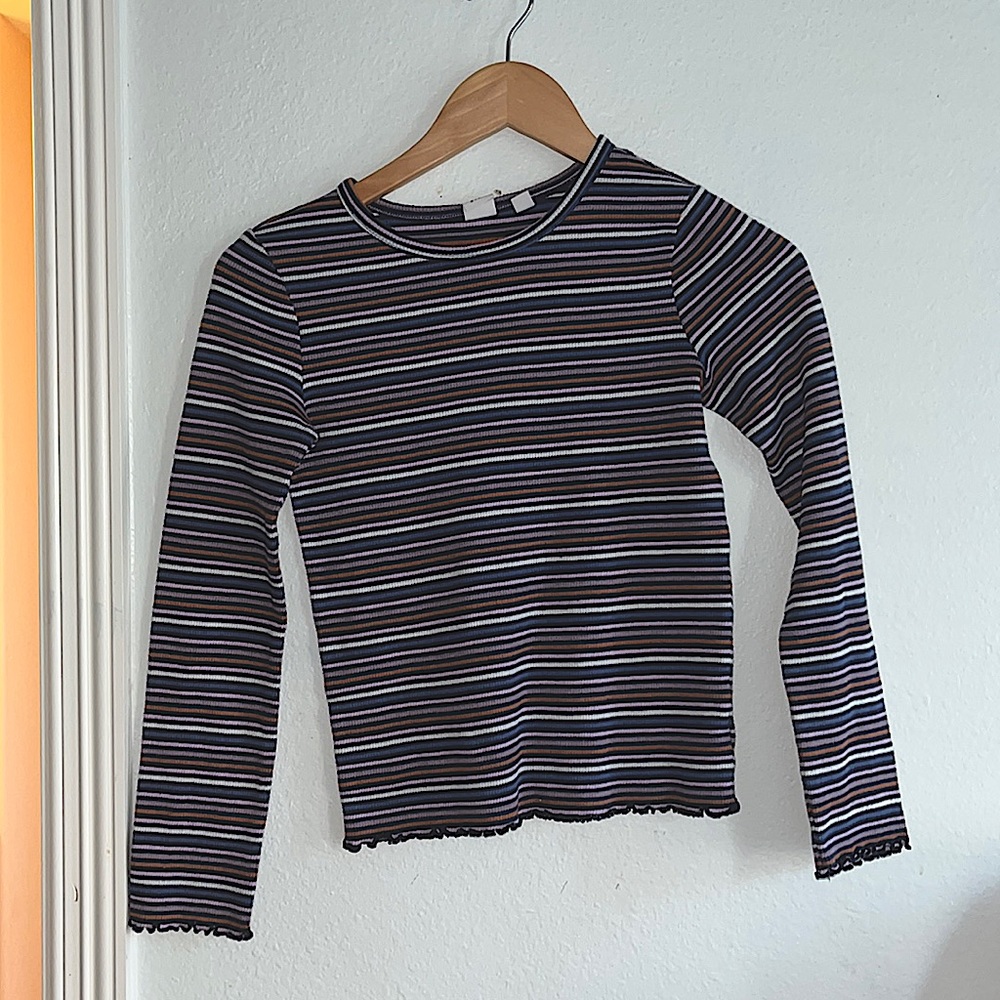 Cute vintage long sleeved top. Perfect for fall, picnics, and much more!